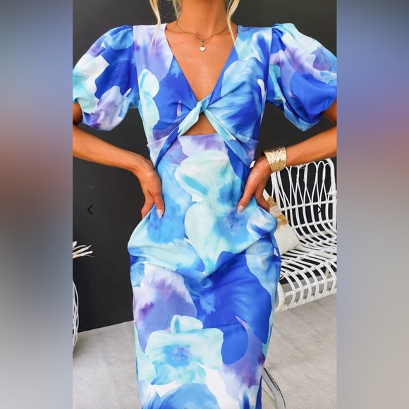 NEW! TOPERTH BLUE FLORAL V-NECK TWIST ACCENT MIDI DRESS - Picture 2 of 6